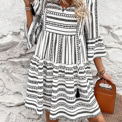 A-Linien-Kleid mit geometrischem Muster und Ärmeln mit Volants