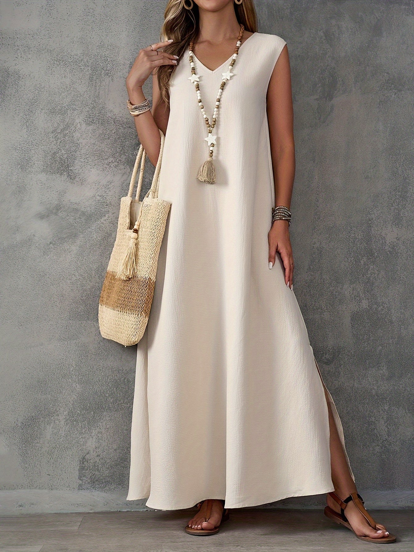 Ärmelloses Damenkleid mit V-Ausschnitt und seitlichem Schlitz