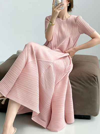 Elegantes Miyake-Kleid mit quadratischem Ausschnitt - Plisseerock im Pod-Stil