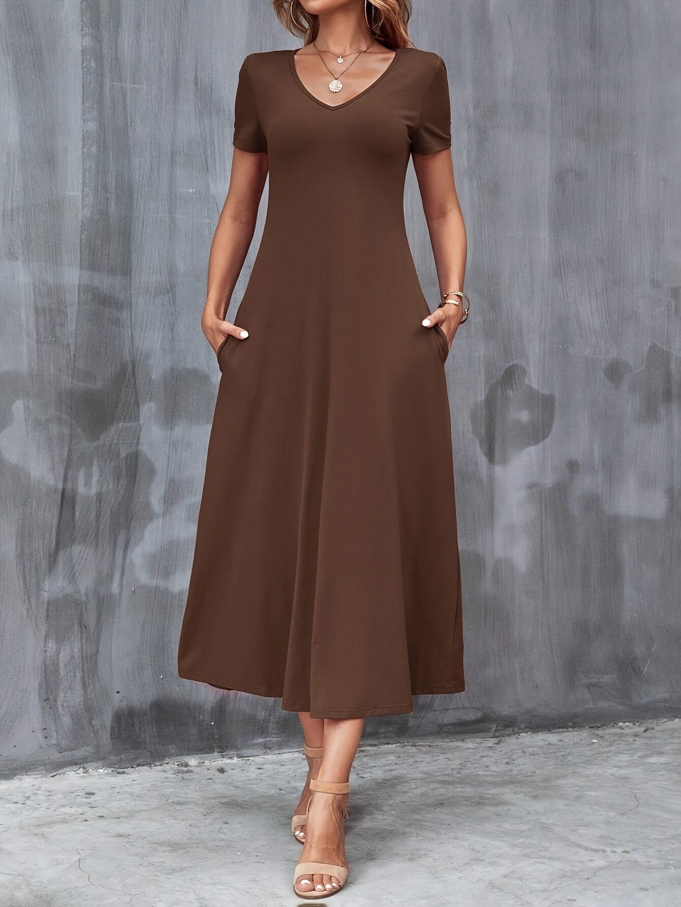Langes Sommer-Maxi-Kleid mit frechem Ausschnitt - alltagstauglich und stilvoll