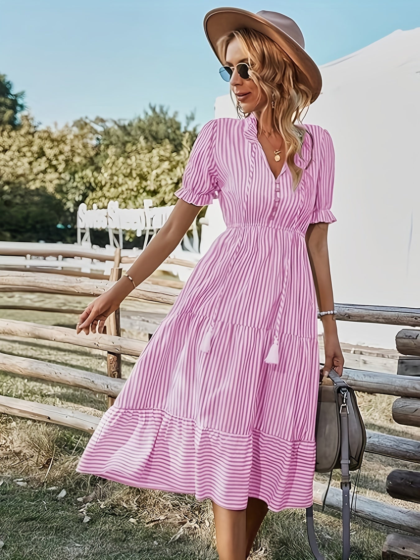 Elegantes gestreiftes Kleid mit V-Ausschnitt für Damen