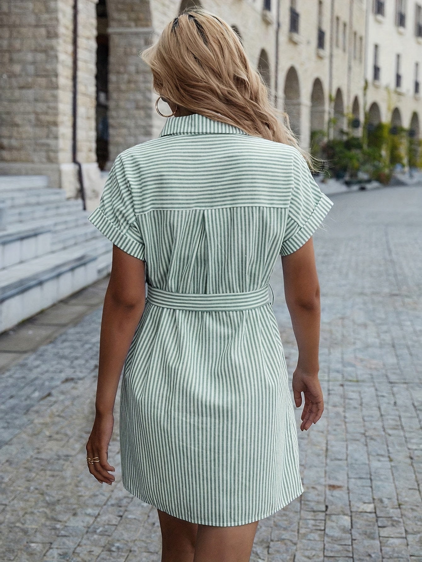 Lässiges Kleid mit kurzen Ärmeln und Gürtel – gestreift mit Knöpfen
