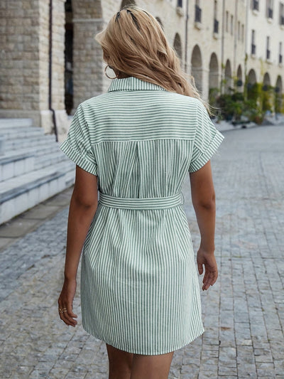 Lässiges Kleid mit kurzen Ärmeln und Gürtel – gestreift mit Knöpfen