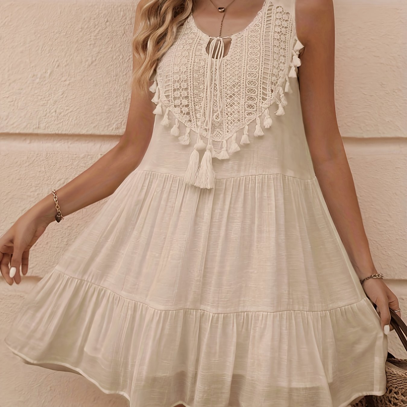 Sommerkleid mit Spitze und Fransen - Weiß, ärmelloser V-Ausschnitt