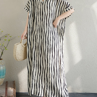 Gestreiftes Kleid in Übergröße mit V-Ausschnitt - Holiday Style