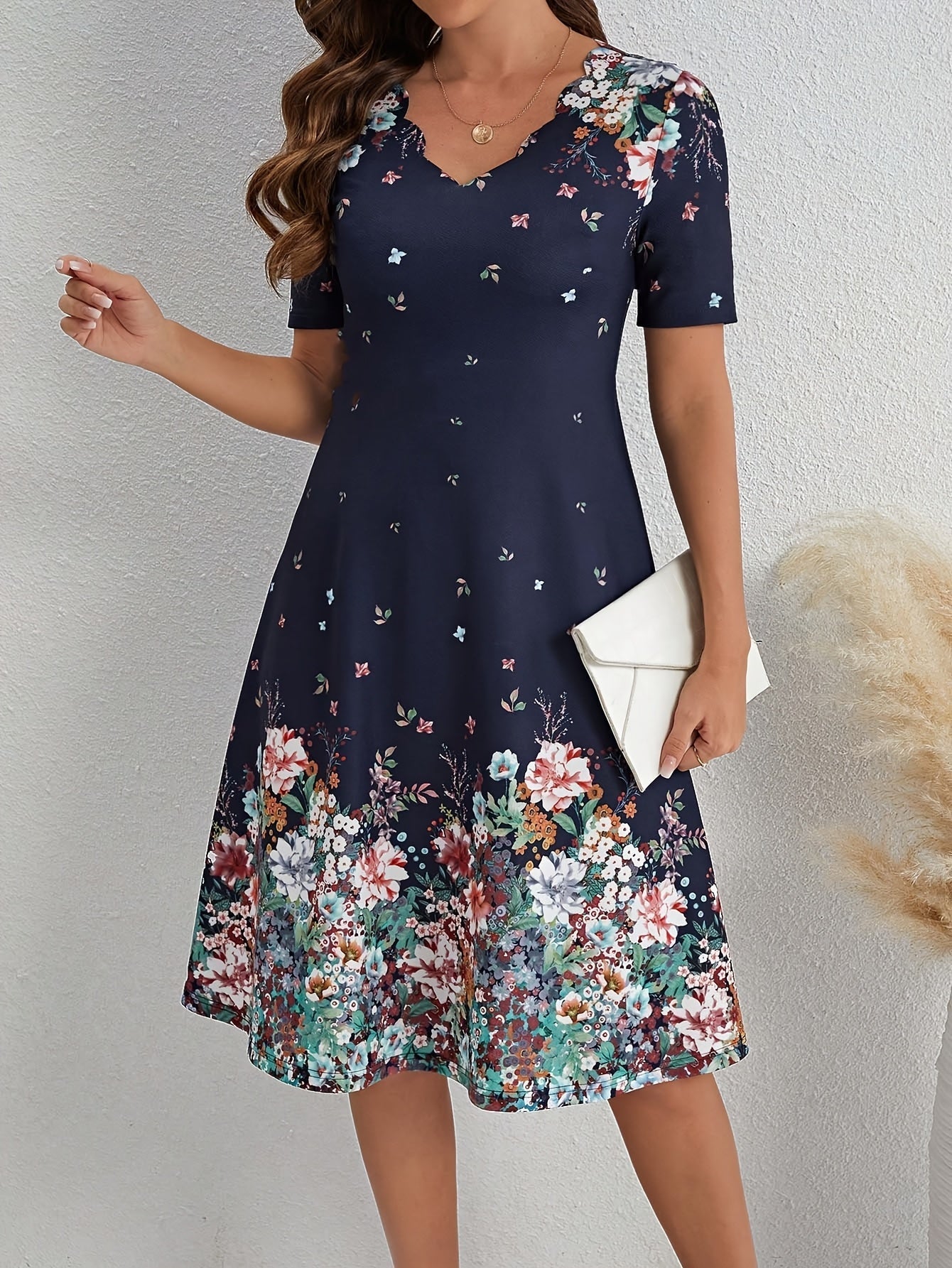 Marineblaues geblümtes Kleid mit S-Ausschnitt und Rüschensaum - Leichtes Midikleid