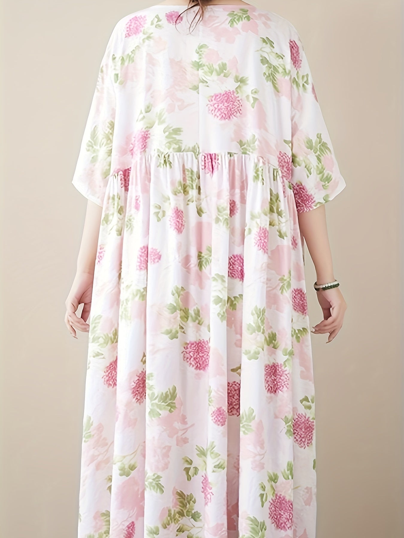 Langes Damenkleid im Lady-Stil für den Strand – sommerliche Blumeneleganz