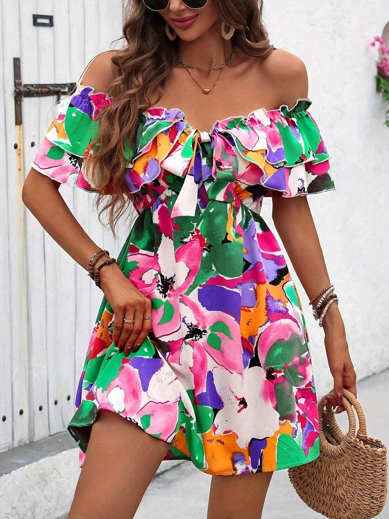 Sommerliches Carmen-Kleid mit Blumenmuster, Rüschen und Bindegürtel