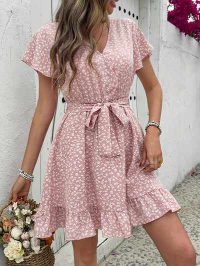 Sommerliches Minikleid mit rosa Blumenmuster und grünem Ausschnitt