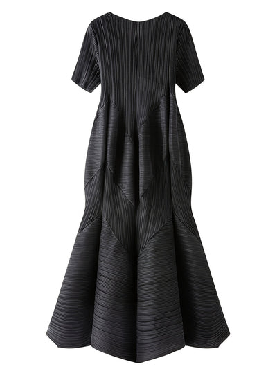 Elegantes Miyake-Kleid mit quadratischem Ausschnitt - Plisseerock im Pod-Stil