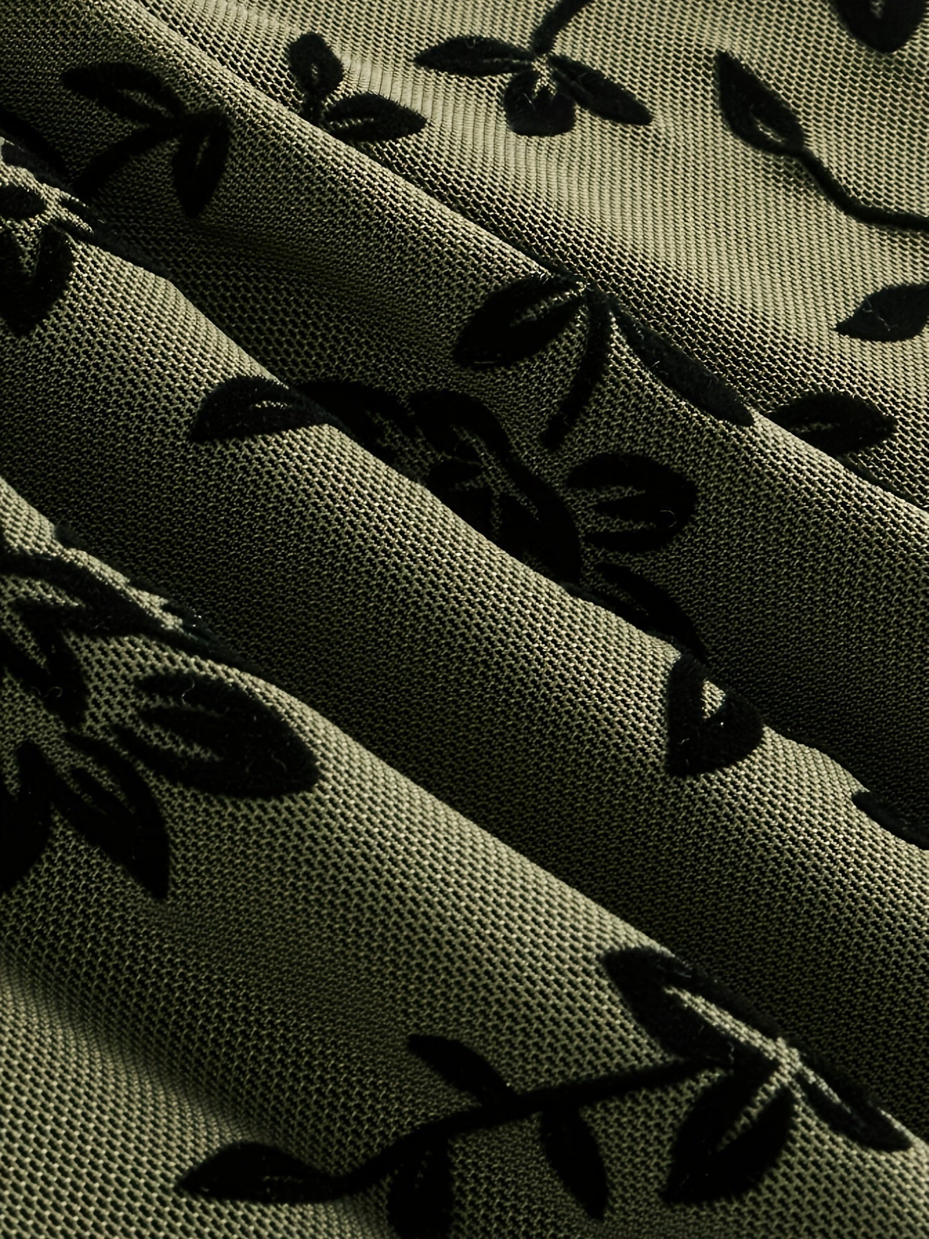Elegantes Strickkleid mit Blumenmuster, schwarzer Paspelierung und V-Ausschnitt