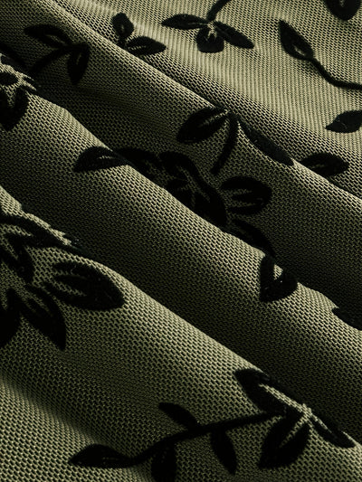 Elegantes Strickkleid mit Blumenmuster, schwarzer Paspelierung und V-Ausschnitt