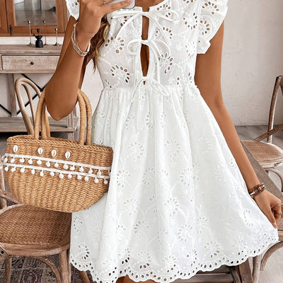 Weißes Sommerkleid mit eleganter, leichter Spitze und kurzen Ärmeln