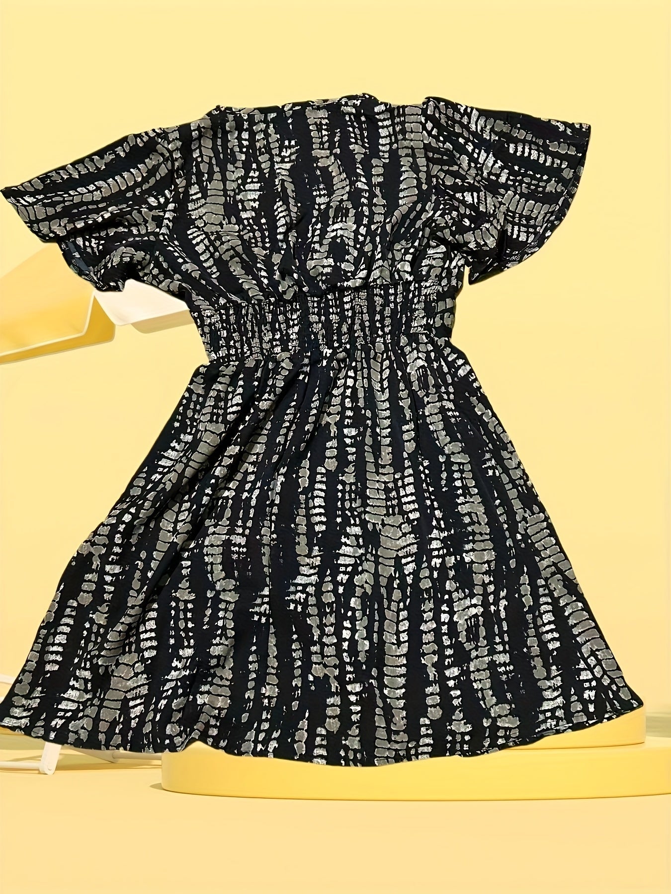 Elegantes Damen-Midikleid mit Streifen und V-Ausschnitt