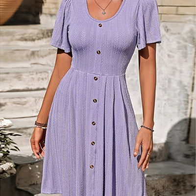 Elegantes lavendelfarbenes Midikleid in A-Linie mit Knopfleiste für den Sommer