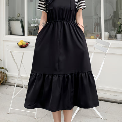 Schwarz-weiß gestreiftes Midikleid mit kurzen Ärmeln