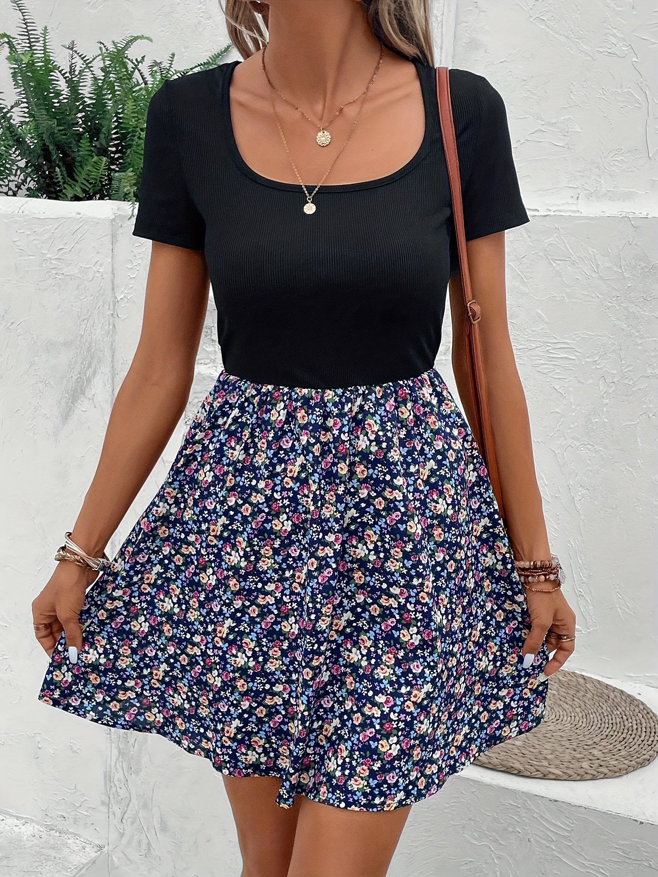 Französisches Blumenkleid mit quadratischem Ausschnitt und kurzen Ärmeln