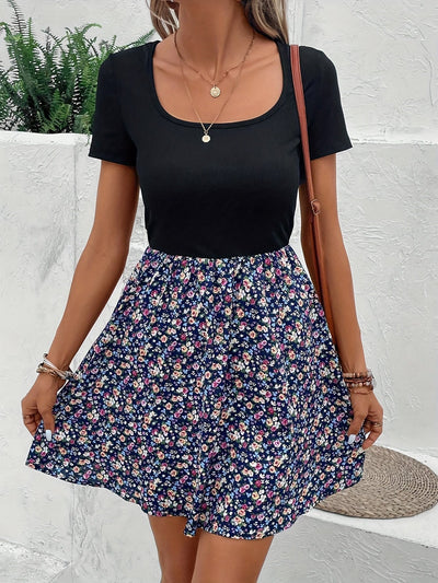 Französisches Blumenkleid mit quadratischem Ausschnitt und kurzen Ärmeln