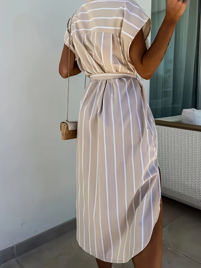 Sommerliches gestreiftes Maxikleid mit langen Ärmeln, lockerem Kragen und Stehkragen
