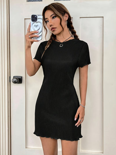 Elegantes tailliertes Kleid aus geripptem Stoff mit kurzen Ärmeln