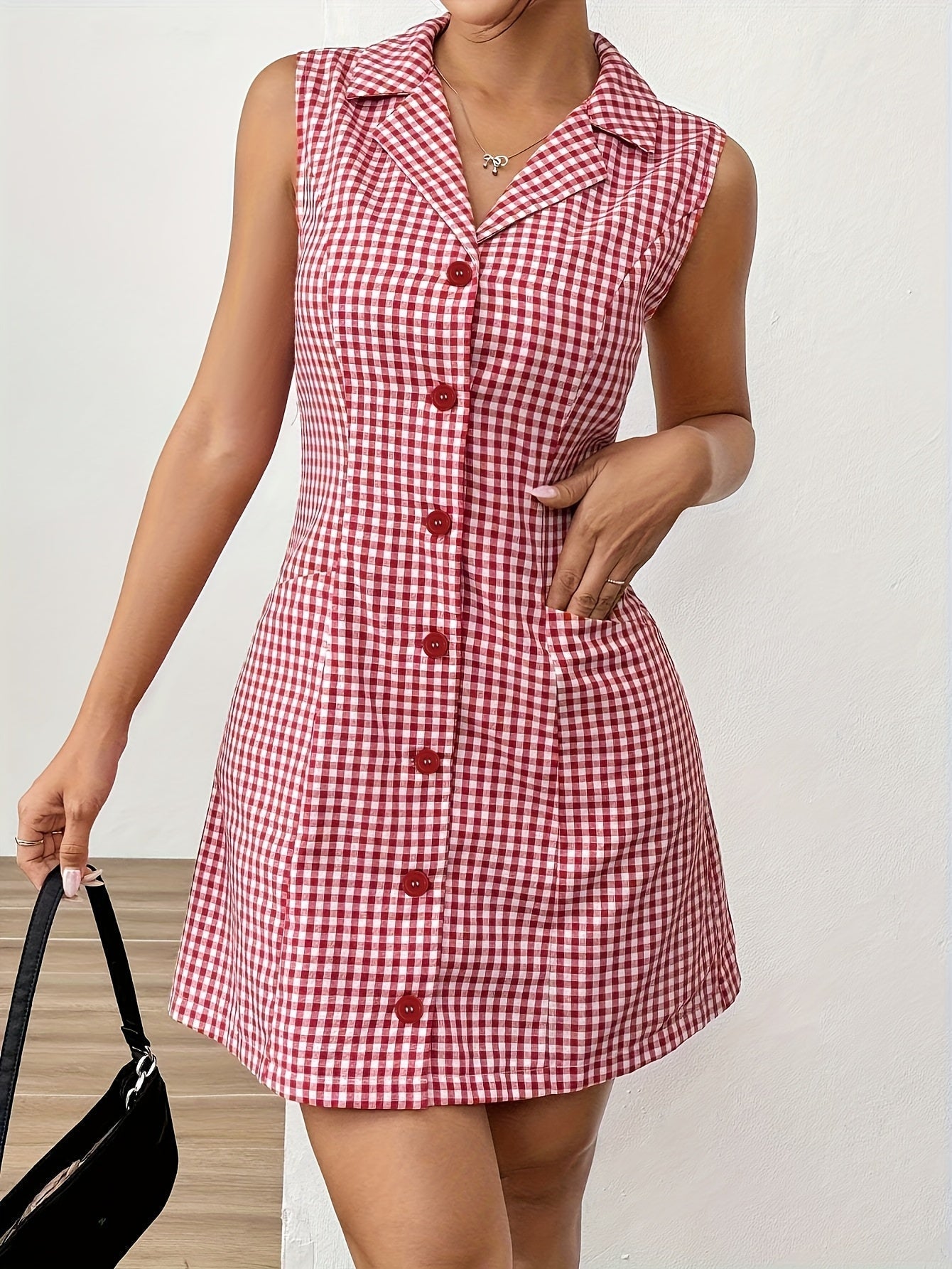 Elegantes ärmelloses Kleid in Rot und Weiß mit Karomuster