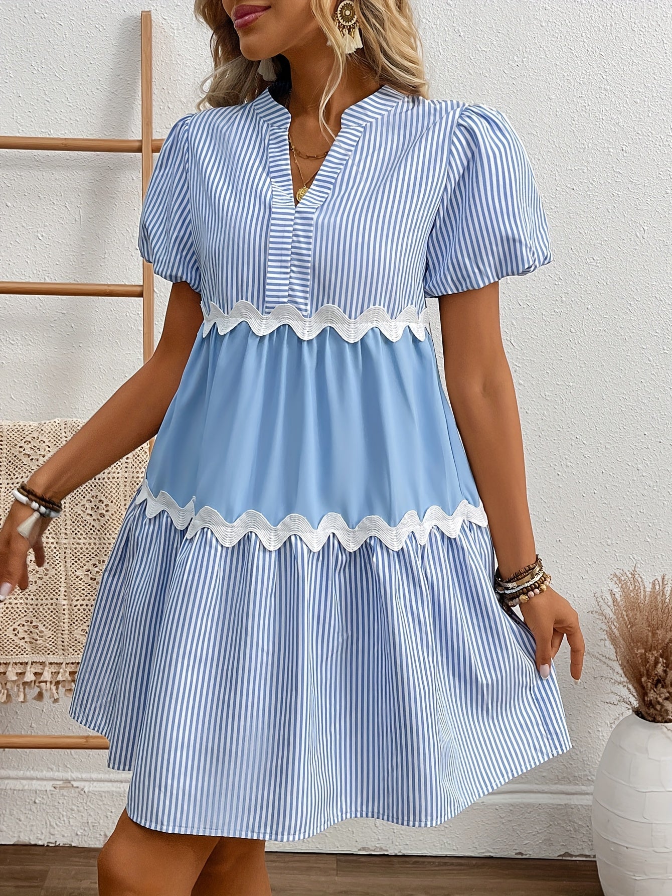 Hellblaues gestreiftes Sommerkleid mit Volants und V-Ausschnitt