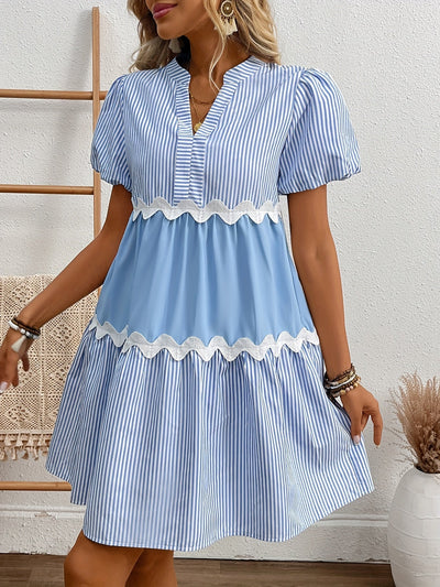 Hellblaues gestreiftes Sommerkleid mit Volants und V-Ausschnitt
