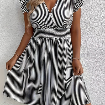 Elegantes Damenkleid mit schwarz-weißen Streifen