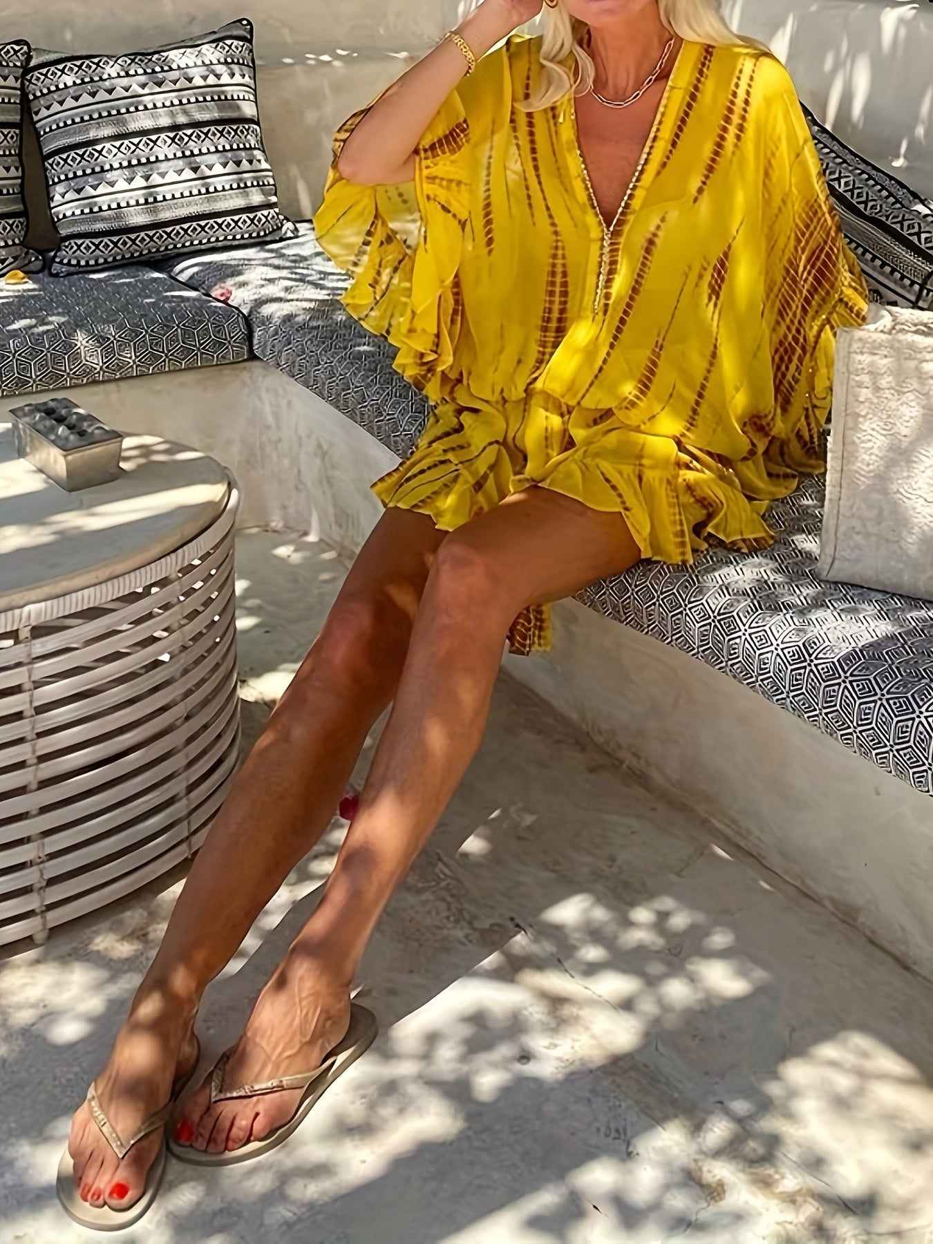 Gelbes Sommer-Minikleid mit Rüschen und Fledermausärmeln