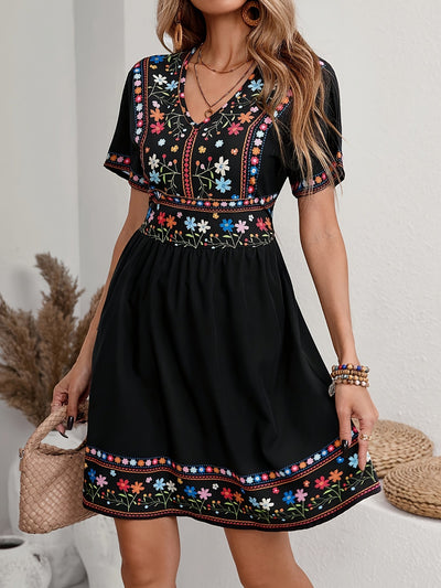 Weiß-blaues Sommerkleid mit Blumenmuster und V-Ausschnitt