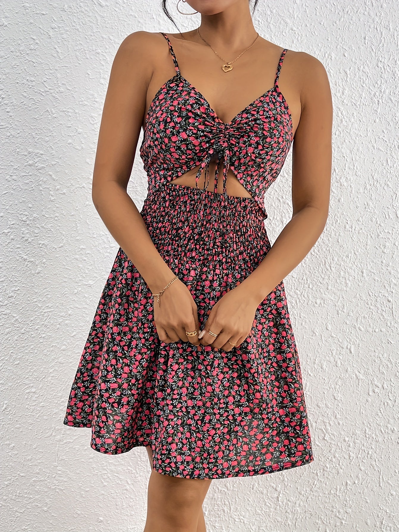 Sommerliches Blumenkleid mit Trägern und V-Ausschnitt
