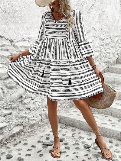A-Linien-Kleid mit geometrischem Muster und Ärmeln mit Volants