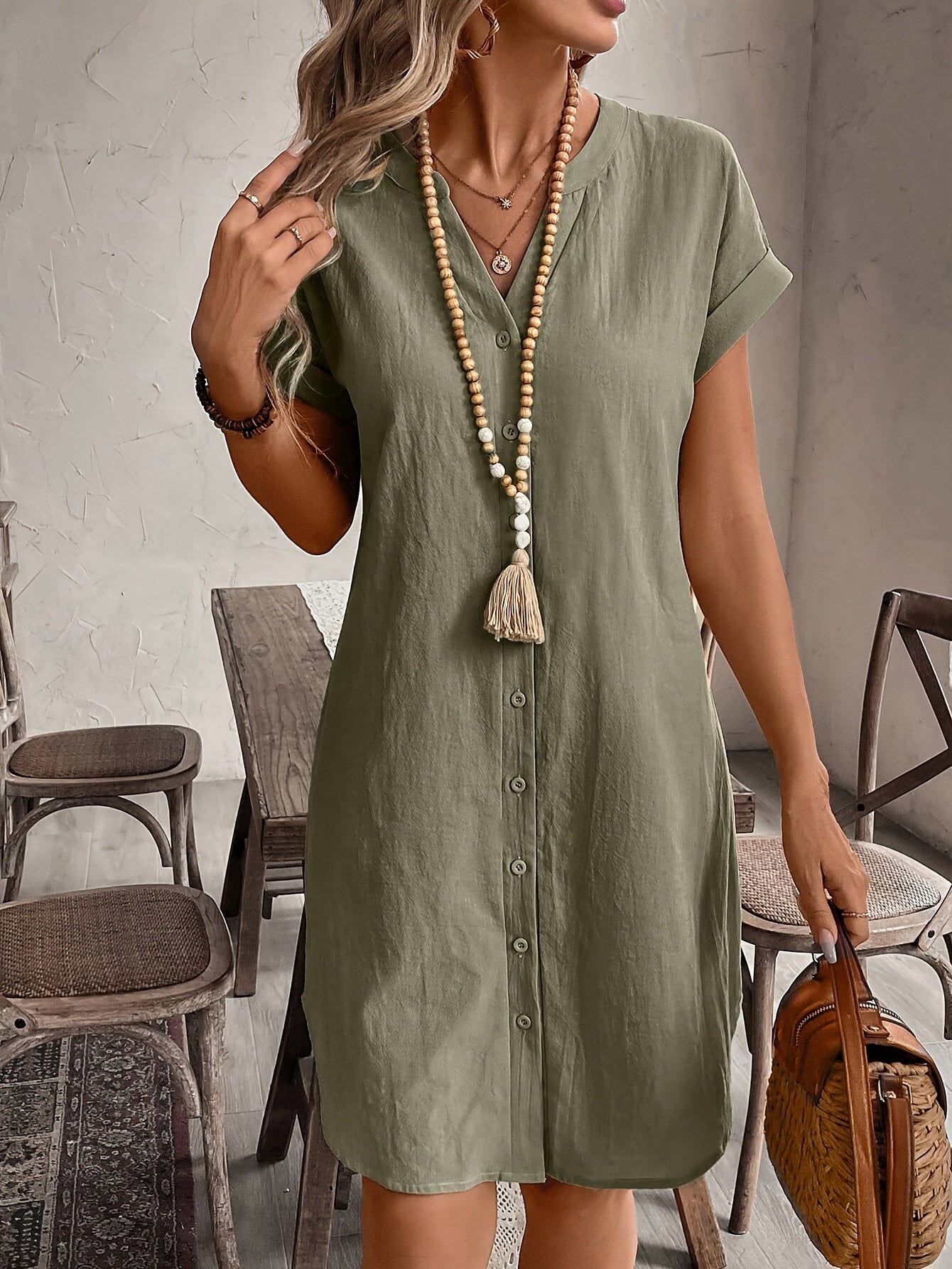 Elegantes grünes Minikleid mit Knöpfen und V-Ausschnitt, kurze Ärmel