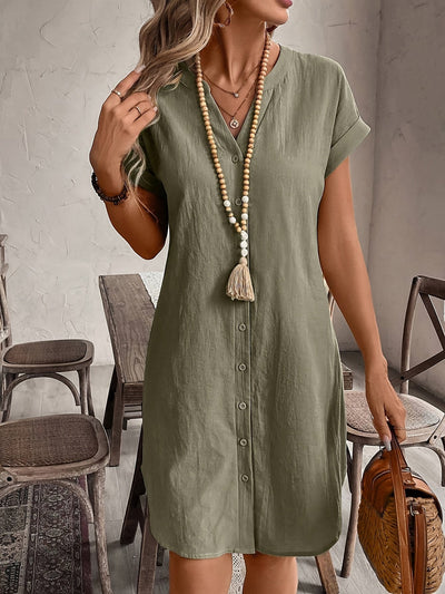 Elegantes grünes Minikleid mit Knöpfen und V-Ausschnitt, kurze Ärmel