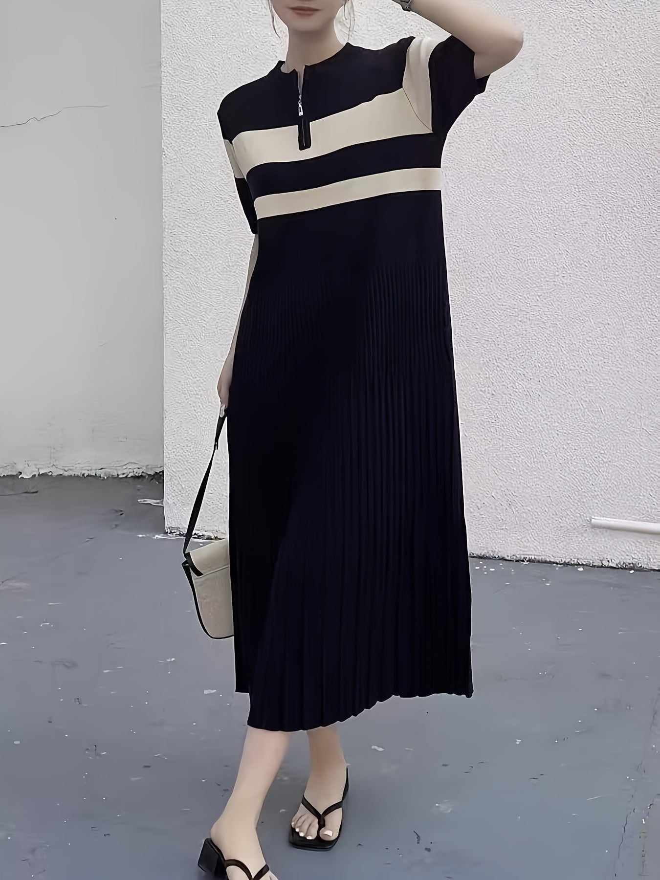 Lässiges gestreiftes Damen-Strickkleid mit Reißverschluss