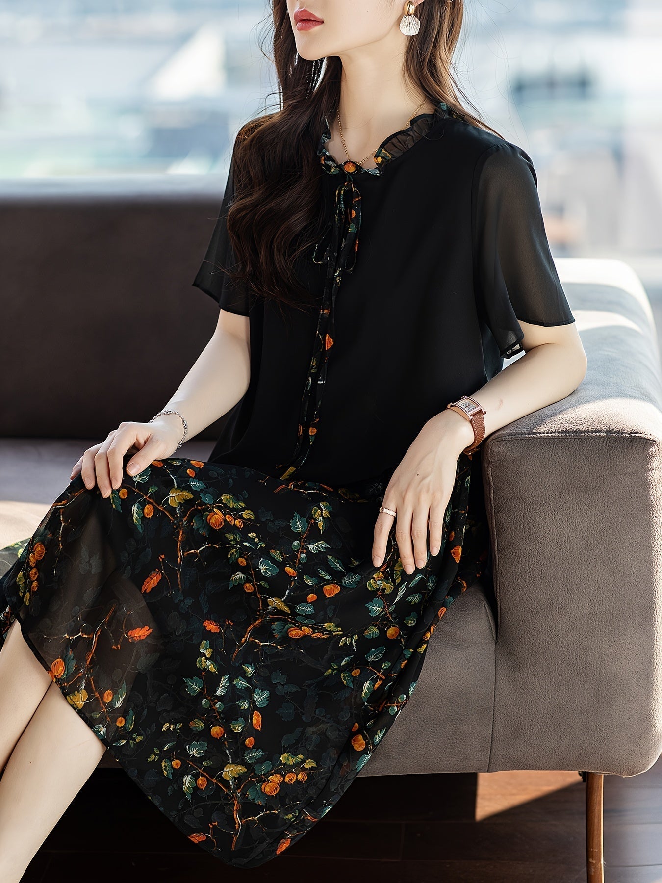 Elegantes Midikleid aus Blumen mit Spitzenkragen