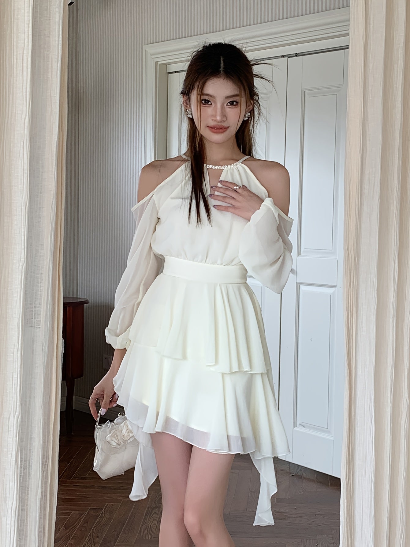 Stylisches ärmelloses Damenkleid mit Neckholder-Ausschnitt