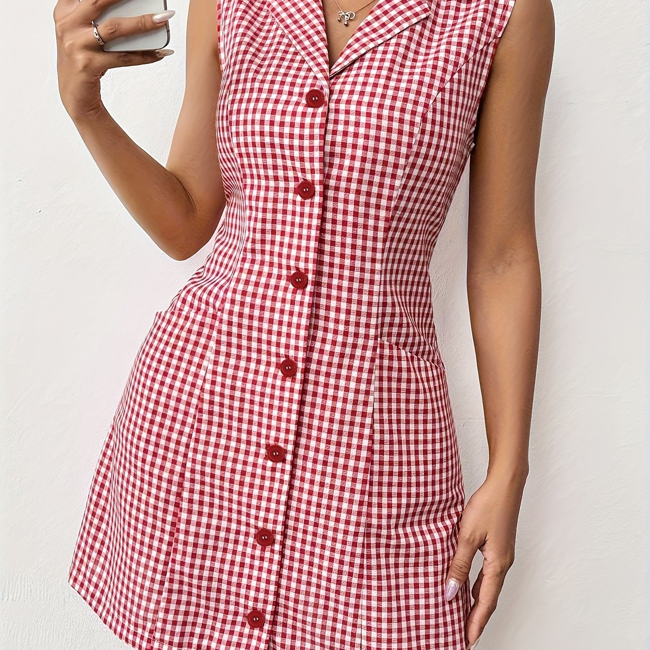 Elegantes ärmelloses Kleid in Rot und Weiß mit Karomuster