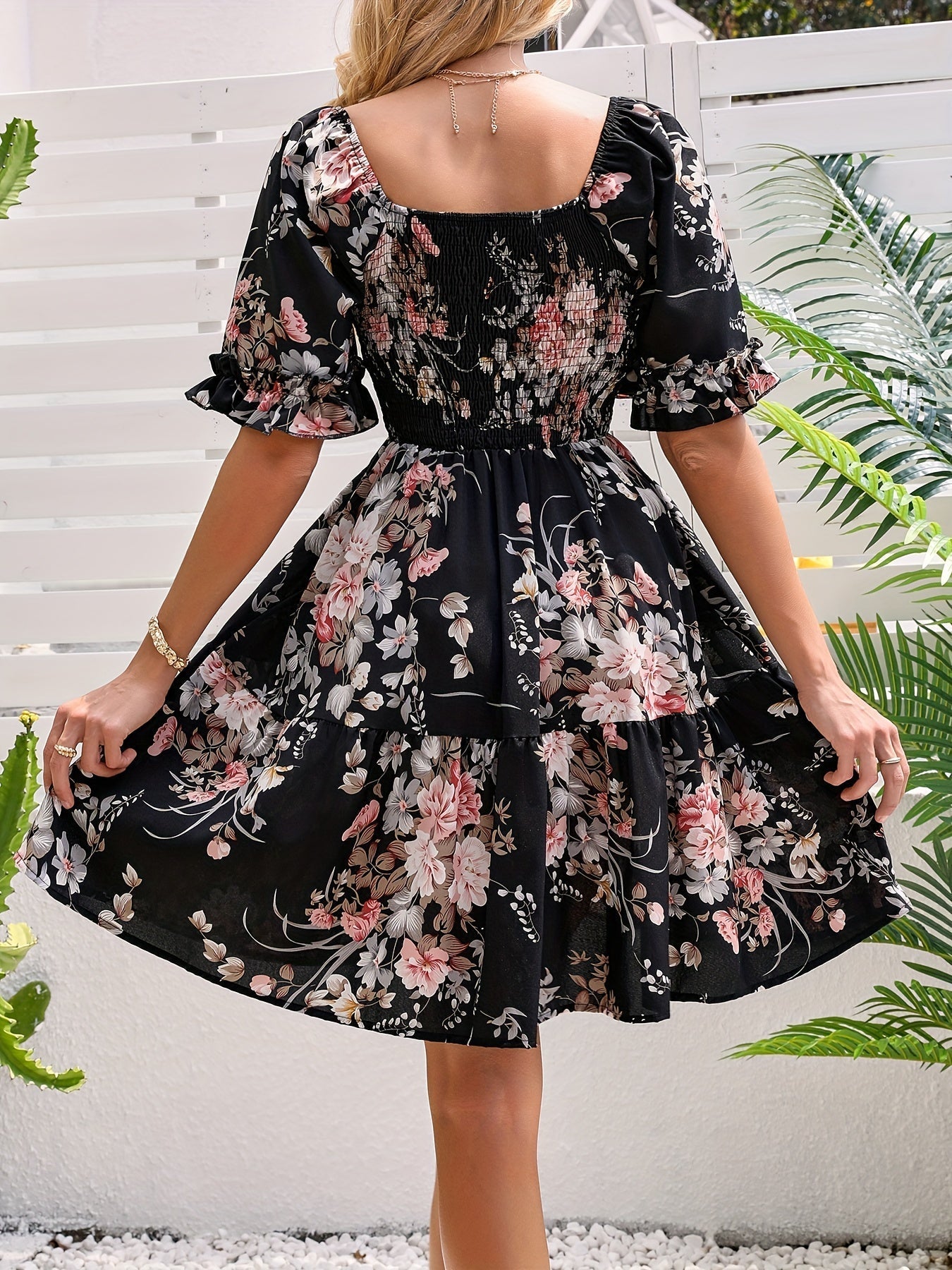 A-Linien Kleid mit quadratischem Ausschnitt und Blumenmuster, kurzen Ärmeln und Volants
