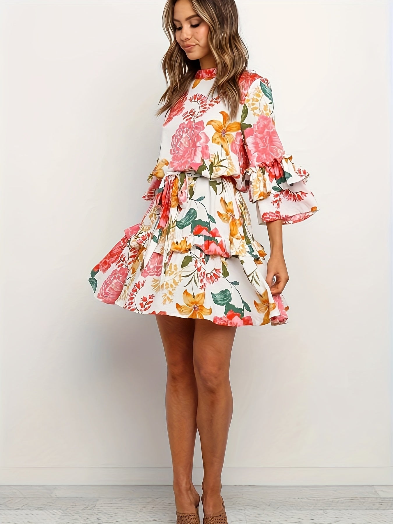 Rosa Sommerkleid für Frauen mit Blumenmotiv, in der Taille mit Rüschen gebunden