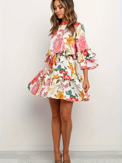 Rosa Sommerkleid für Frauen mit Blumenmotiv, in der Taille mit Rüschen gebunden