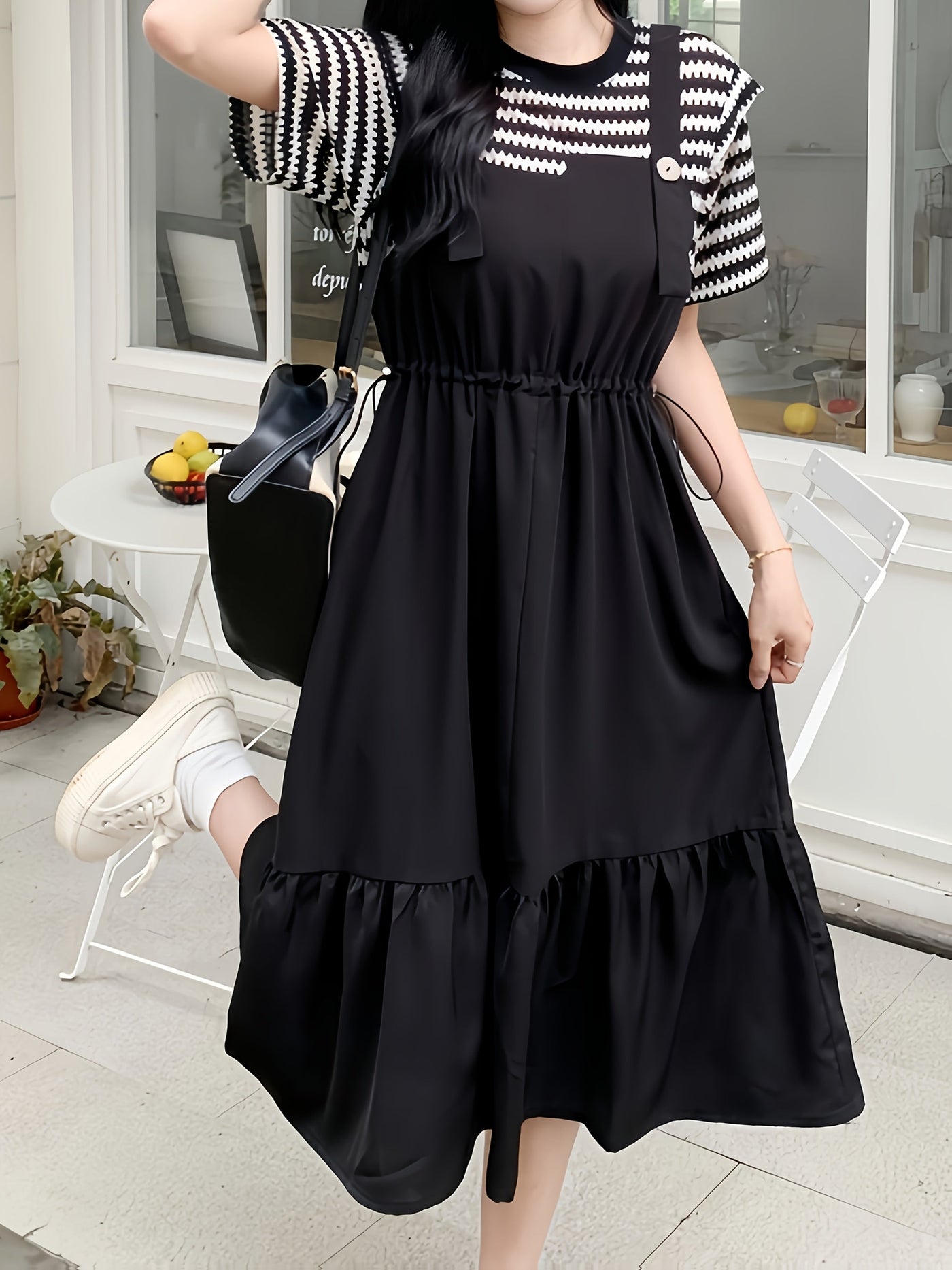 Schwarz-weiß gestreiftes Midikleid mit kurzen Ärmeln
