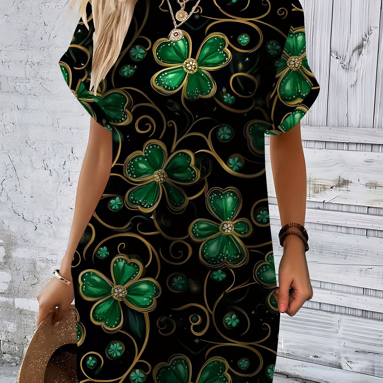 Schwarzes Damenkleid mit grünem Kleeblatt und goldenem Muster – Elastisch