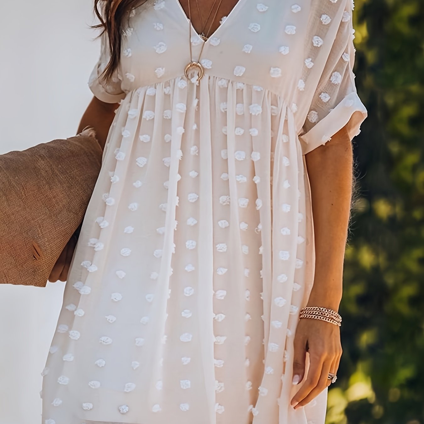 Damen-Sommerkleid aus weißem Erbsentüll mit leichtem V-Ausschnitt