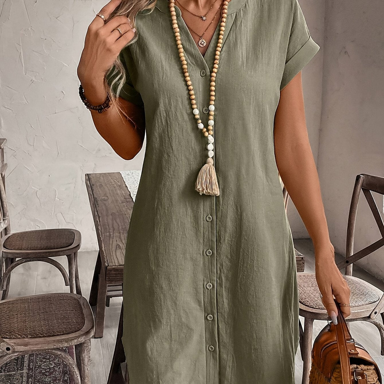 Elegantes grünes Minikleid mit Knöpfen und V-Ausschnitt, kurze Ärmel