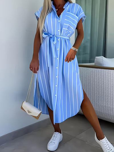 Sommerliches gestreiftes Maxikleid mit langen Ärmeln, lockerem Kragen und Stehkragen