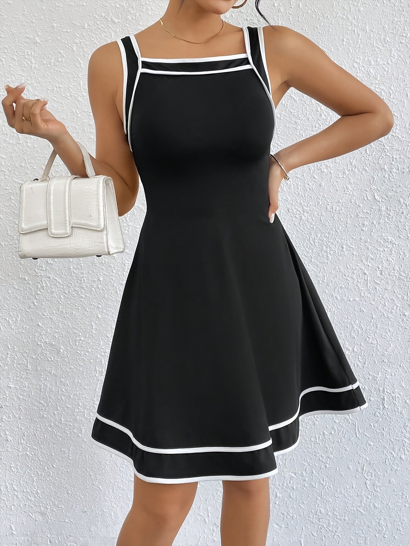 Elegantes Schwarzes Ärmelloses Kleid mit Weißem Kontrastbesatz