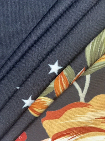 Ärmelloses Damenkleid mit Blumenmuster und Gürtel – Sternennacht-Motiv