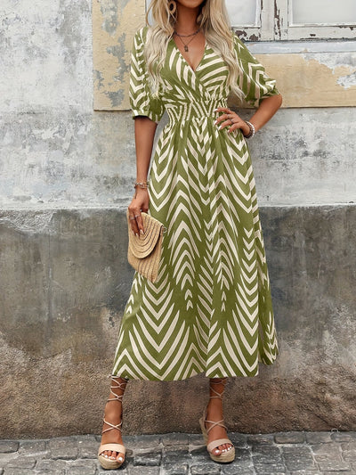 Grün-weißes Midi-Kleid mit Zickzackmuster und V-Ausschnitt