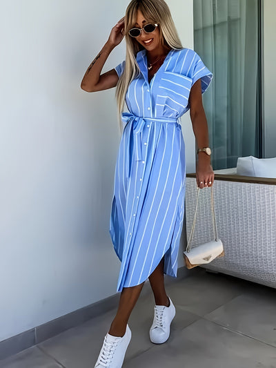 Sommerliches gestreiftes Maxikleid mit langen Ärmeln, lockerem Kragen und Stehkragen